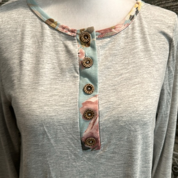 Floral Out Top - Picture 2 of 4